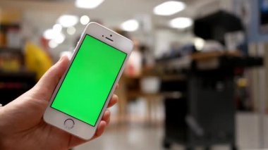 Yeşil perde hareket eden telefon kanepede tutan kadın hareketi 