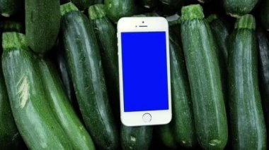 Mavi ekran telefon tarifi kavramı yemek pişirmek için kabak arka plan üzerinde hareket