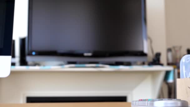 Movimento lento de gato persa pulando sobre a mesa — Vídeo de Stock