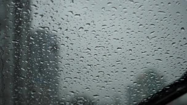 Медленное движение дождливого вида на день во время автомобильных дворников капли дождя скольжения вниз — стоковое видео