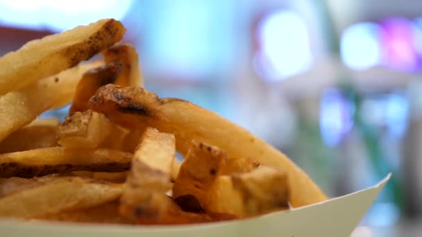 Movimento de batatas fritas na mesa na praça de alimentação dentro do shopping — Vídeo de Stock