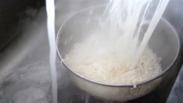 Ağır çekim kadın boşaltma noodles pişmiş — Stok video