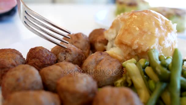 Motion de la femme appréciant le repas à la cafétéria de la cour de nourriture à l'intérieur magasin Ikea — Video