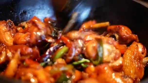 Movimento de frango com gengibre e vinho em caçarola na mesa dentro do restaurante chinês — Vídeo de Stock