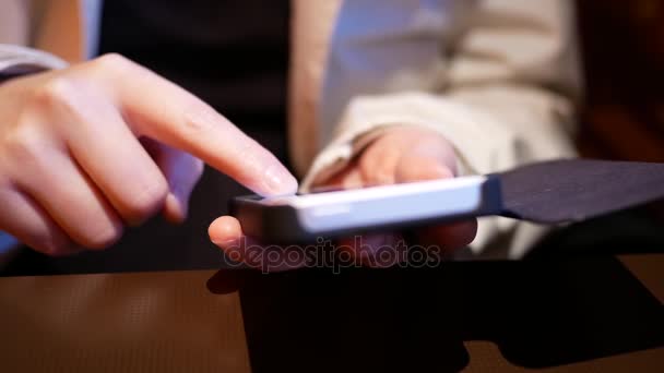 Mulher usando seu telefone celular no sofá dentro do restaurante chinês — Vídeo de Stock