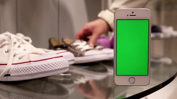 Ходатайство женщины о покупке обуви и зеленого экрана телефона — стоковое видео