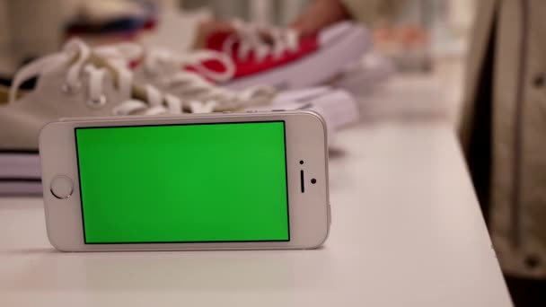 Movimiento de la mujer que compra zapatos y teléfono de pantalla verde — Vídeos de Stock