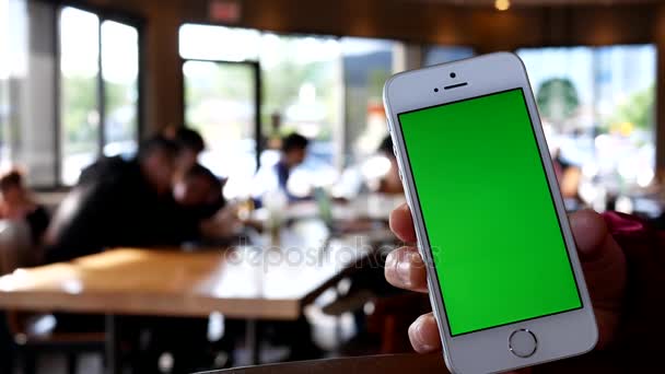 Yeşil ekran iphone Starbucks mağaza içinde tutan el — Stok video