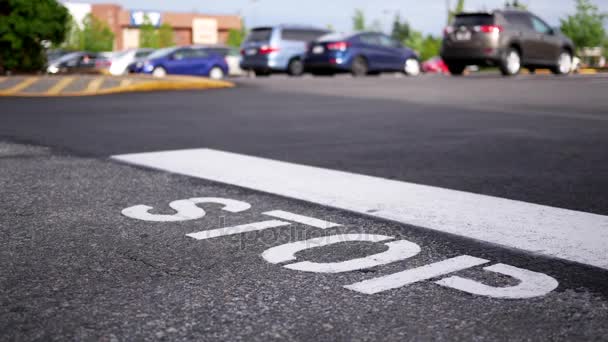 Movimiento de señal de stop y línea en la carretera — Vídeos de Stock