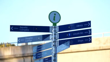 Şehir yön bilgi işareti ile hareket bulanıklığı arka plan geçen skytrain