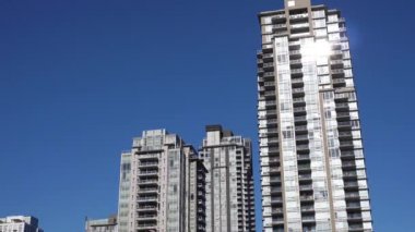 Hareket mavi gökyüzü yüksek katlı konut yeni bina