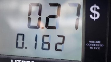 Artan benzin fiyatları pompa ekranda büyük ekran 