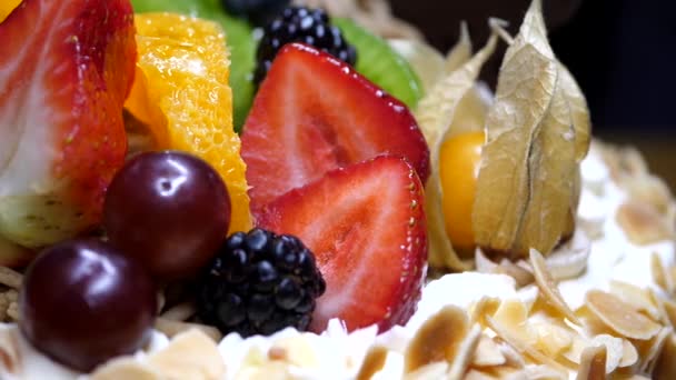 Movimento de bolo de aniversário de frutas em um fundo preto — Vídeo de Stock