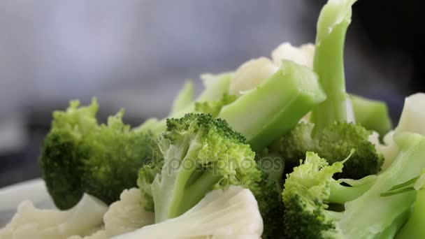 Movimiento de la verdura cocida con vapor en el plato — Vídeo de stock