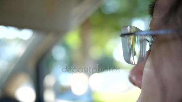 Movimiento de la mujer con gafas ojos mirando en la carretera con flujo de tráfico borroso — Vídeos de Stock