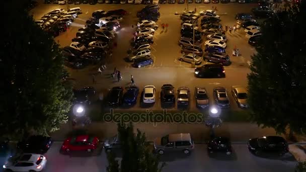 Lapso de tempo de fluxo de tráfego e as pessoas que caminham no estacionamento — Vídeo de Stock