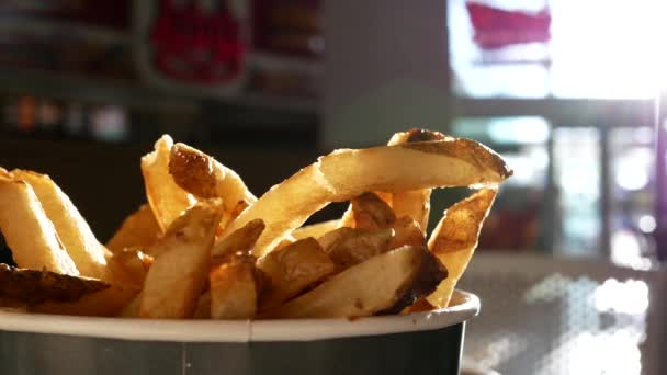 Mouvement des frites sur la table au comptoir alimentaire à l'intérieur du centre commercial — Video