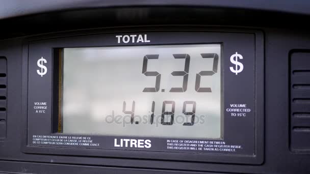 Artan benzin fiyatları pompa ekranda hareket — Stok video