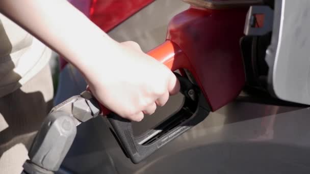 Primer plano de llenado de gasolina a mano en la gasolinera Petro Canada — Vídeos de Stock