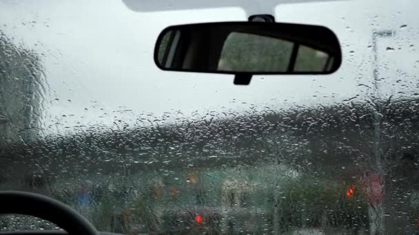 Pohybu deštivý den pohledu během deště stěračů čelního skla auta klesá posuvné uvnitř auta