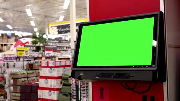 运动的绿色屏幕电视在显示运动器材加拿大轮胎店内出售的部分 — 图库视频影像