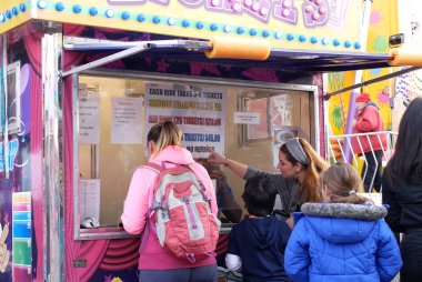 İnsanlar hat bilet satın alma ve fiyat West Coast eğlenceleri karnavalda işaret yukarıya için