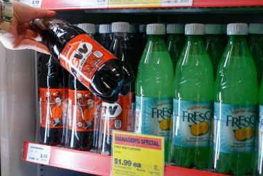 Londra uyuşturucu mağazasında bir soğutucu kök bira alarak kadın kapatmak