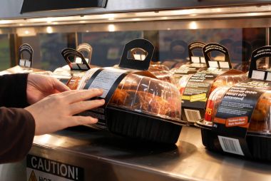 Seçme kadın terbiyeli tavuk Walmart mağaza içinde kavrulmuş