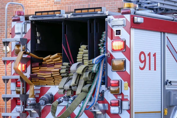 Primer plano Burnaby camión de bomberos de emergencia con 911 señal de parada en la estación —  Fotos de Stock