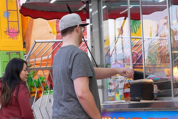 Les gens qui achètent des beignets au Carnaval des Amusements de la côte Ouest — Photo