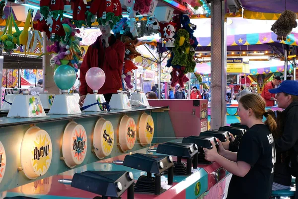 Movimiento de los niños jugando juego de carnaval de tiro en Coquitlam BC Canadá — Foto de Stock