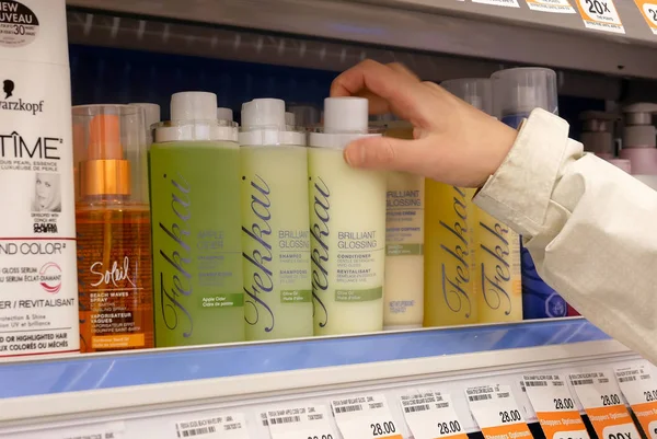 Parlak Parlatıcı şampuan alışveriş uyuşturucu mart mağaza içinde alan insanlar