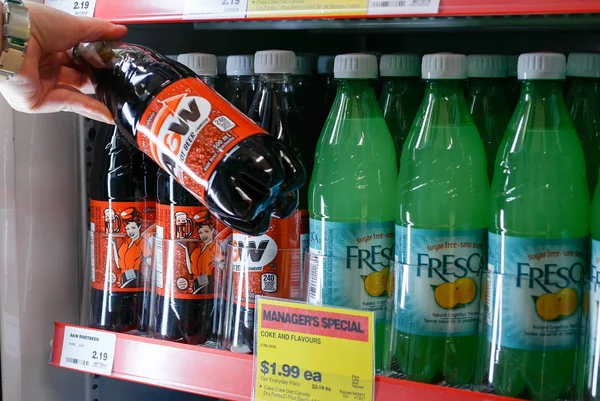 Londra uyuşturucu mağazasında bir soğutucu kök bira alarak kadın kapatmak