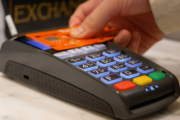 Frau zapft Kreditkarte am Zahlungsterminal an — Stockfoto