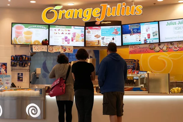 La gente hace cola para comprar bebida en la tienda Orange Julius dentro del centro de la ciudad de lougheed —  Fotos de Stock