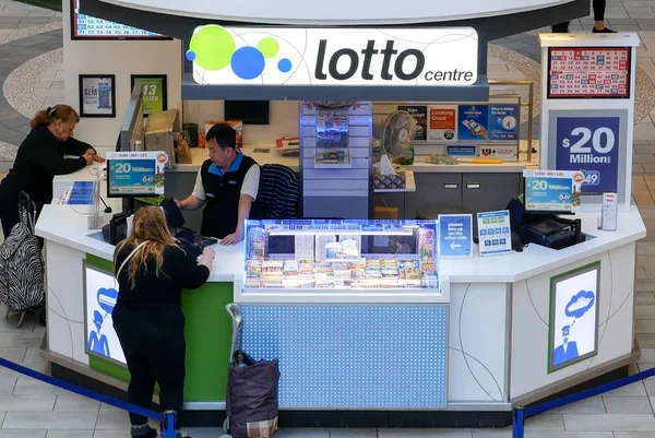 Persone che acquistano biglietti della lotteria presso il rivenditore nel centro commerciale Lougheed Town Centre — Foto Stock