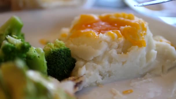 Movimiento de personas comiendo patata en el plato dentro del restaurante Denny 's — Vídeos de Stock