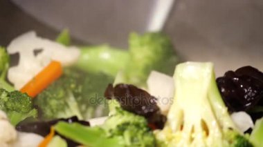 Kızartma tavası Buhar sebze yemek insanların ağır çekim