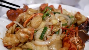 Lüks restoranda buharla plaka üzerinde sıcak pişmiş ıstakoz ve hareket