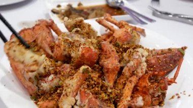 Hareket insanların yeme kızarmış Istakoz lüks restoranda buharla plaka üzerinde