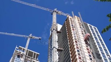 Hareket inşaat vinç ile bina modern yüksek artış 