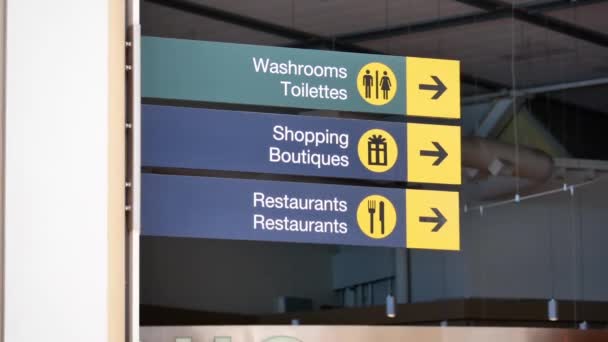 Motion of washroom, lojas e restaurantes assinar dentro do aeroporto YVR — Vídeo de Stock