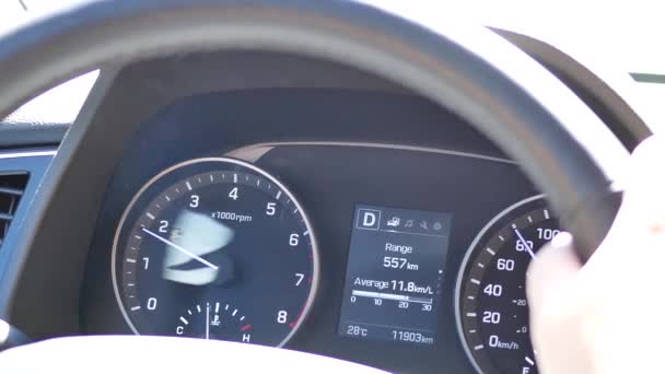 Movimiento del tacómetro del coche mientras conduce el coche en la carretera — Vídeo de stock