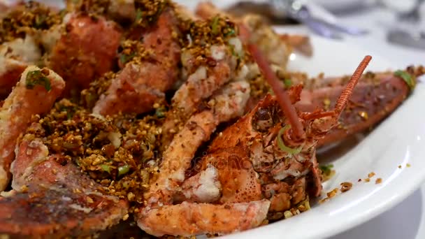 Movimiento de langosta frita en plato con vapor en restaurante de lujo — Vídeos de Stock