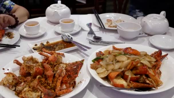 Movimiento de personas comiendo langosta frita y tomando té con vapor en un restaurante de lujo — Vídeos de Stock