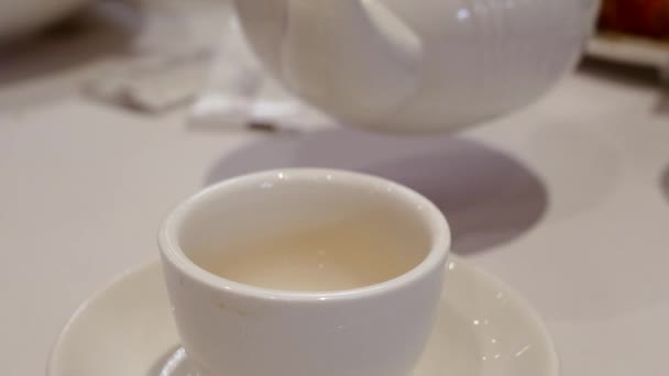 Verter té caliente dentro del restaurante chino — Vídeos de Stock