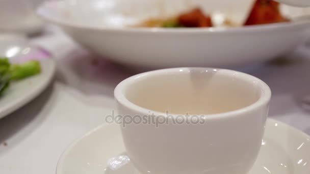 Verter té caliente dentro del restaurante chino — Vídeos de Stock