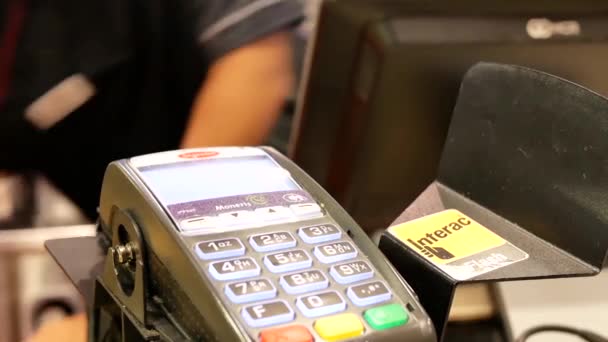 Pohyb lidí koupí hamburger a pracovník tisku přijetí mcdonalds Podívejte se na počítadlo — Stock video