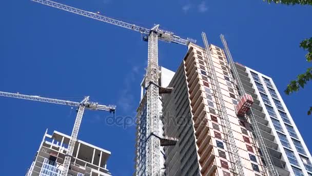 Mozgás a modern magas emelkedése épület építési darukhoz — Stock videók