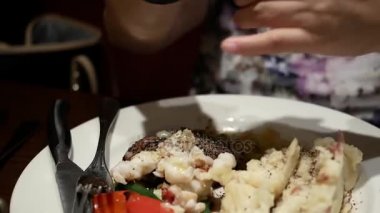 Istakoz fıçı steakhouse ve bar içinde bazı biber koyarak insanların hareket